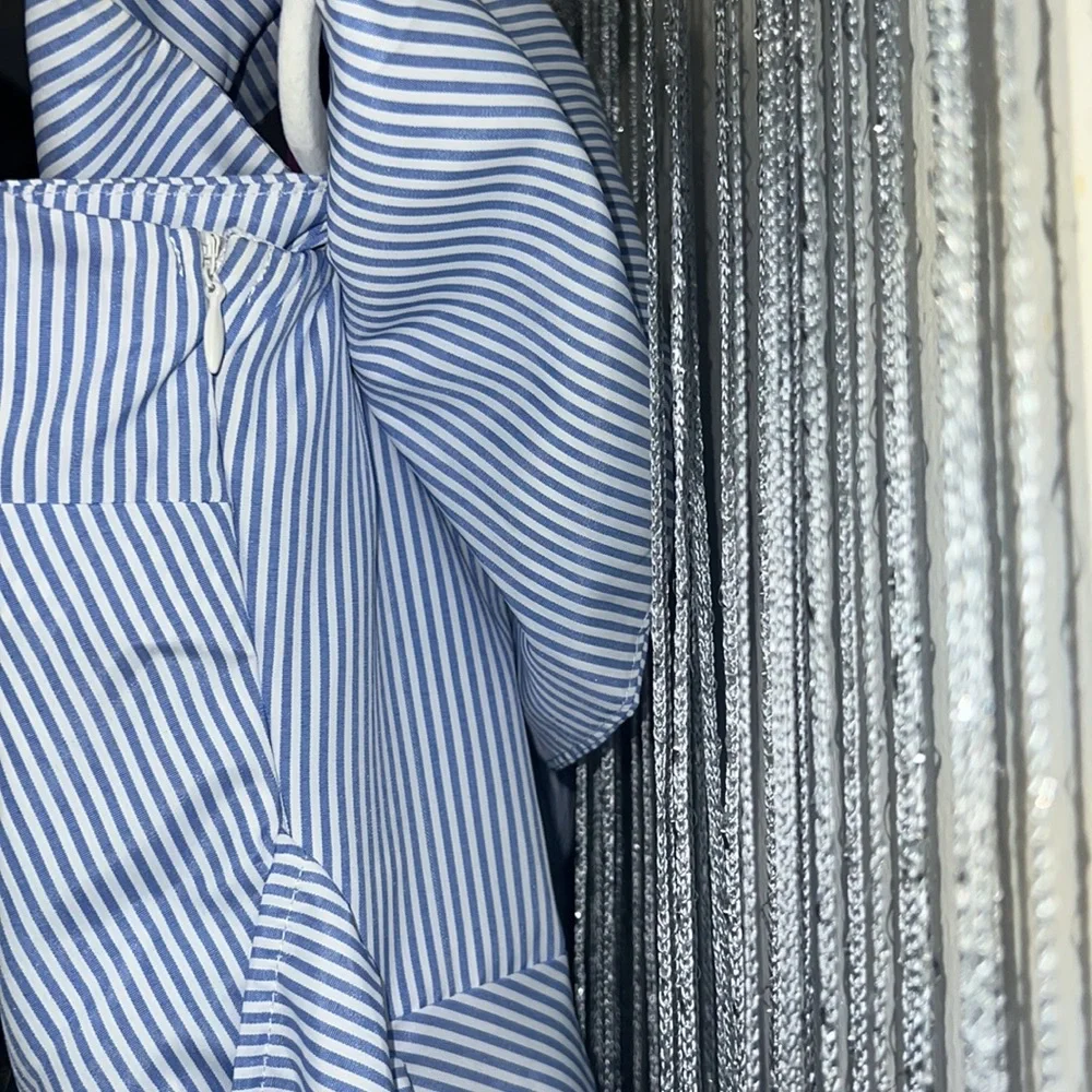 Sleeveless blouse tie front blue and white size Large. New condition never worn - Picture 5 of 5